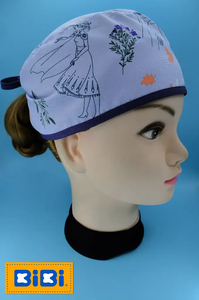 Frozen, fondo Lila (Gorro Corto (Medidas: 9.5 cm de altura, 58 cm de circunferencia, con cintas para amarrar))
