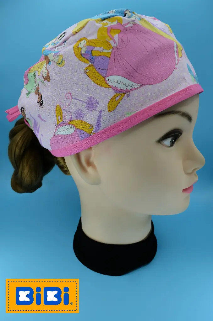 Princesas, fondo rosa (Gorro Corto (Medidas: 9.5 cm de altura, 58 cm de circunferencia, con cintas para amarrar))
