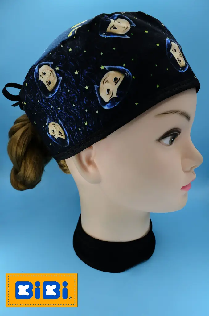 Coraline (Gorro Corto (Medidas: 9.5 cm de altura, 58 cm de circunferencia, con cintas para amarrar))