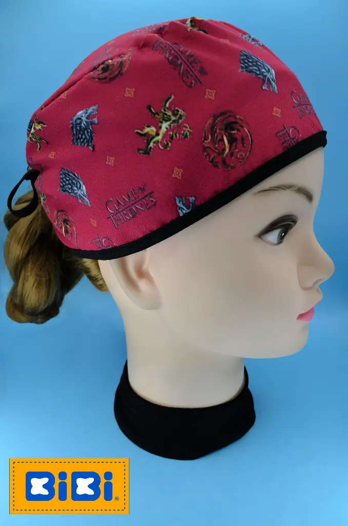 Game of Thrones logos, fondo rojo (Gorro Corto (Medidas: 9.5 cm de altura, 58 cm de circunferencia, con cintas para amarrar))