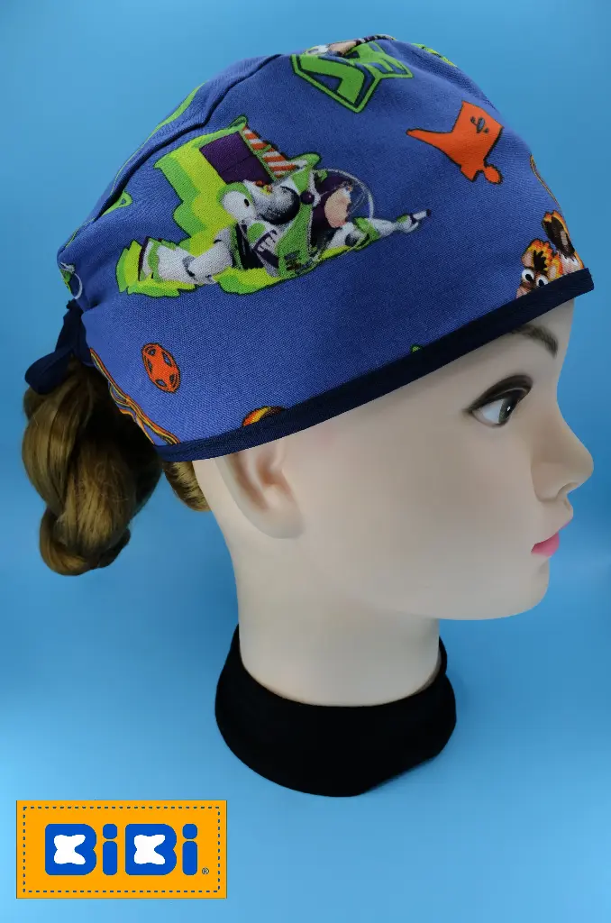 Toy Story, fondo azul (Gorro Corto (Medidas: 9.5 cm de altura, 58 cm de circunferencia, con cintas para amarrar))