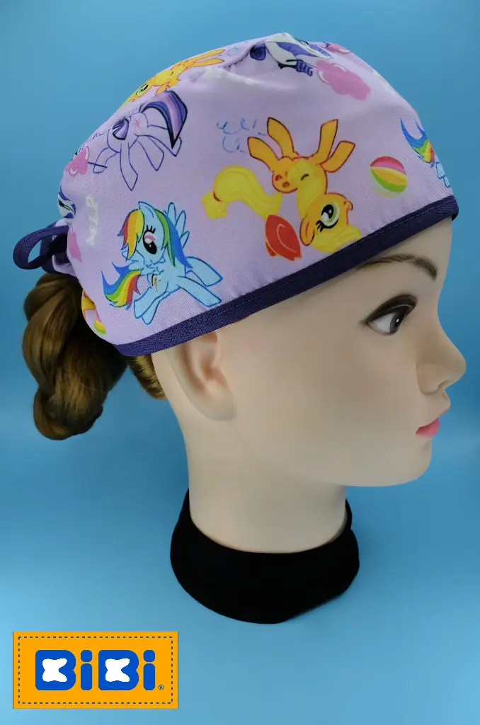 My Little Ponny, fondo lila (Gorro Corto (Medidas: 9.5 cm de altura, 58 cm de circunferencia, con cintas para amarrar))
