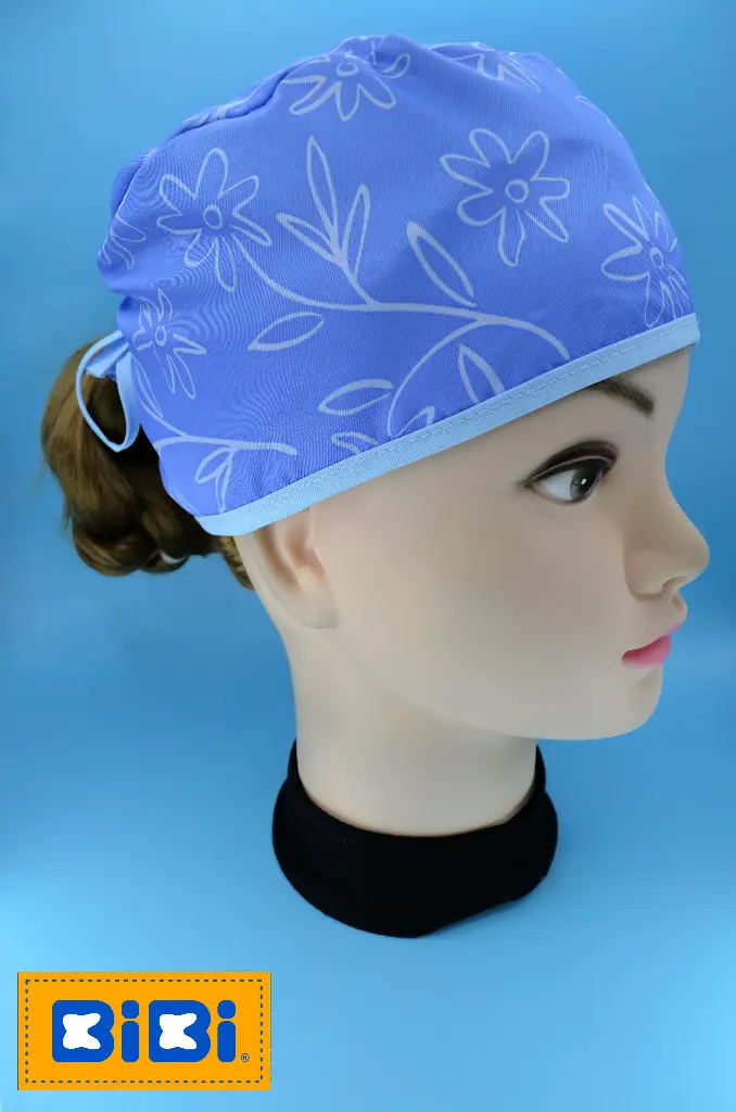 Flores Blancas, fondo azul cielo (Gorro Corto (Medidas: 9.5 cm de altura, 58 cm de circunferencia, con cintas para amarrar))
