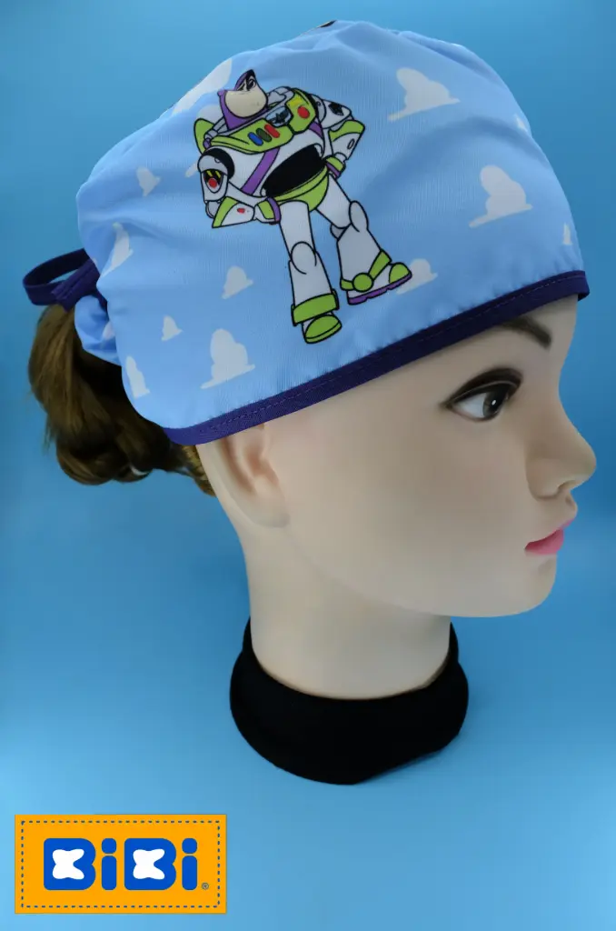 Guardián Espacial, fondo nubes (Gorro Corto (Medidas: 9.5 cm de altura, 58 cm de circunferencia, con cintas para amarrar))