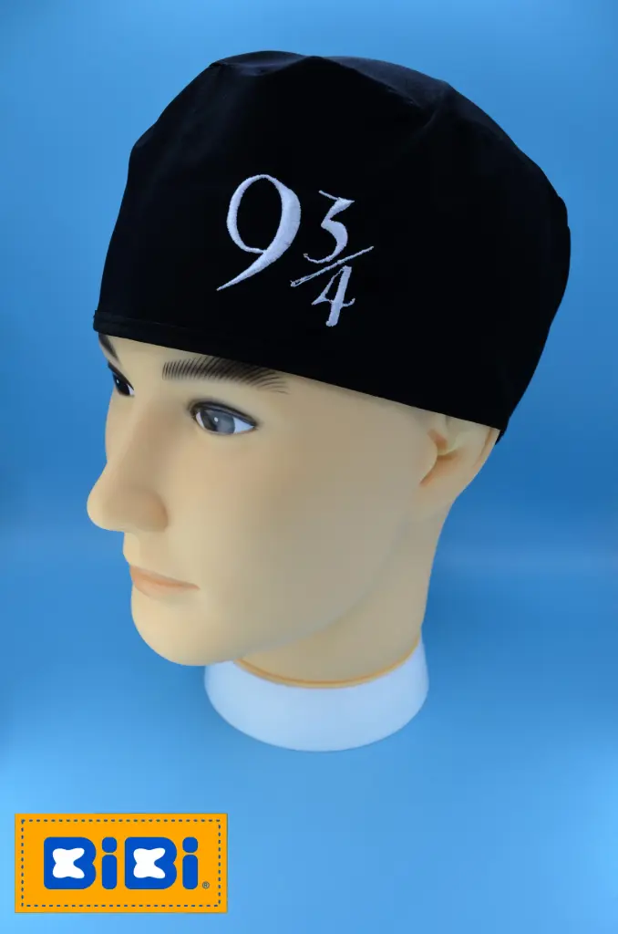 9 3/4 (Gorro Corto (Medidas: 9.5 cm de altura, 58 cm de circunferencia, con cintas para amarrar))