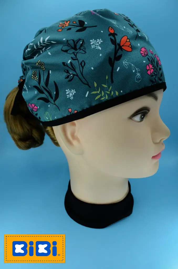 Flores, fondo azul turquesa oscuro (Gorro Corto (Medidas: 9.5 cm de altura, 58 cm de circunferencia, con cintas para amarrar))