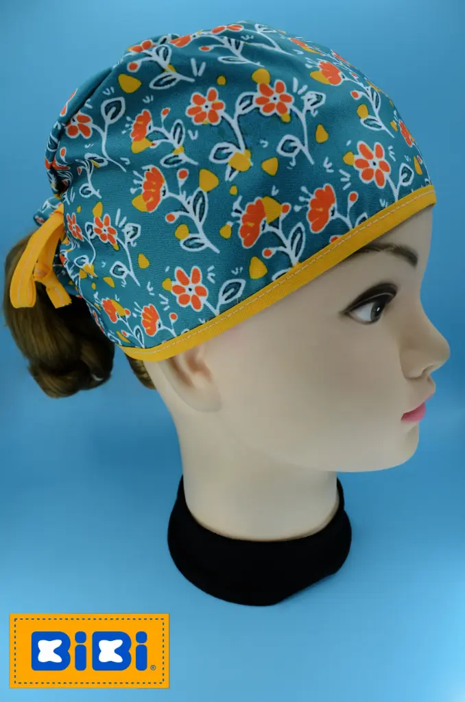 Flores naranjas, fondo azul turquesa (Gorro Corto (Medidas: 9.5 cm de altura, 58 cm de circunferencia, con cintas para amarrar))