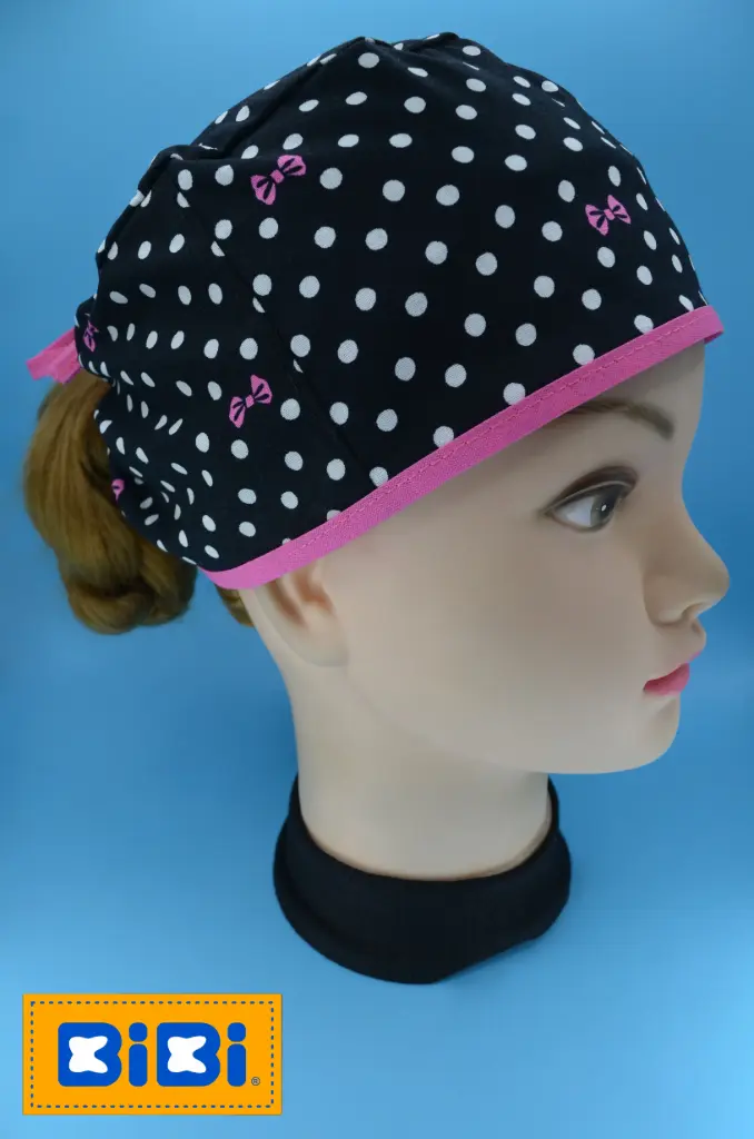 Gorro negro con bolitas blancas y moños rosas (Gorro Corto (Medidas: 9.5 cm de altura, 58 cm de circunferencia, con cintas para amarrar))