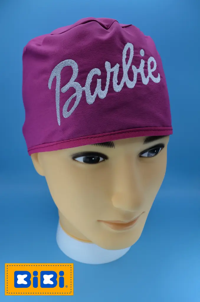 Barbie, fondo morado, letras blancas (Gorro Corto (Medidas: 9.5 cm de altura, 58 cm de circunferencia, con cintas para amarrar))