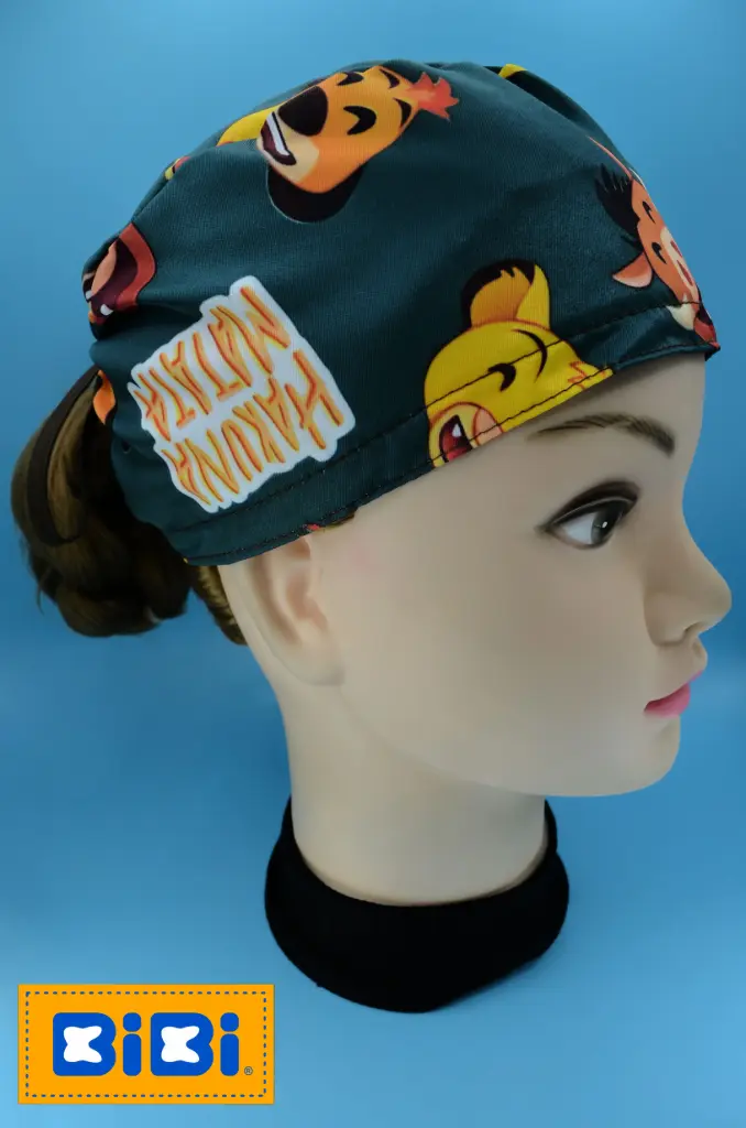 Hakuna Matata (Gorro Corto (Medidas: 9.5 cm de altura, 58 cm de circunferencia, con cintas para amarrar))