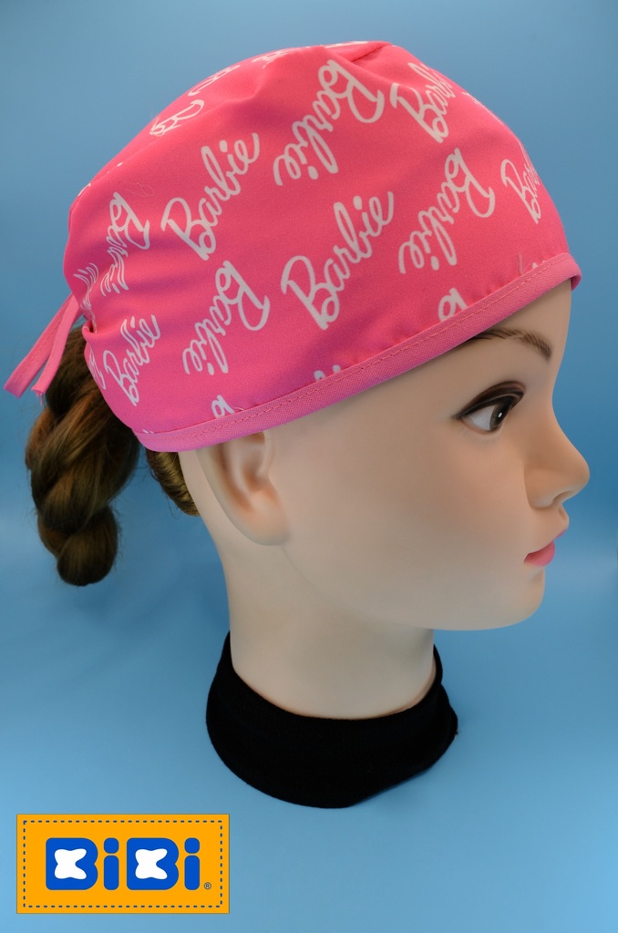 Logo Barbie blanco, fondo rosa (Gorro Corto (Medidas: 9.5 cm de altura, 58 cm de circunferencia, con cintas para amarrar))