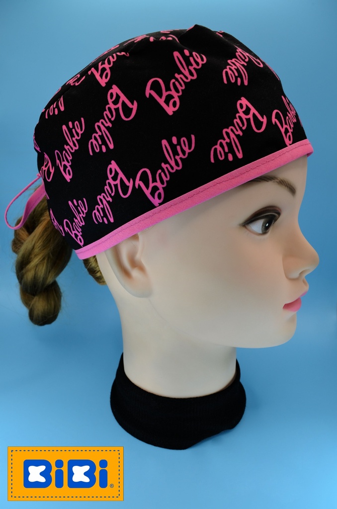 Logo Barbie rosa, fondo negro (Gorro Corto (Medidas: 9.5 cm de altura, 58 cm de circunferencia, con cintas para amarrar))