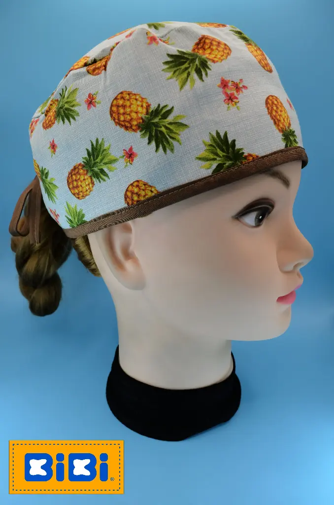 Piñas, fondo azul cielo (Gorro Corto (Medidas: 9.5 cm de altura, 58 cm de circunferencia, con cintas para amarrar))