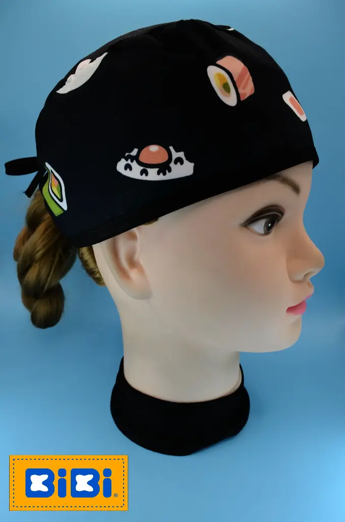 Sushi, fondo negro (Gorro Corto (Medidas: 9.5 cm de altura, 58 cm de circunferencia, con cintas para amarrar))