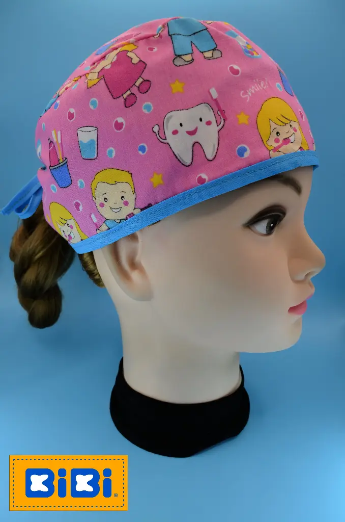 Dientes niños, fondo rosa (Gorro Corto (Medidas: 9.5 cm de altura, 58 cm de circunferencia, con cintas para amarrar))